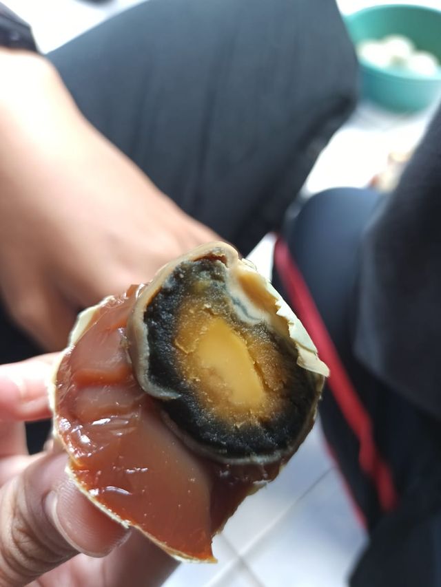 Viral telur asin yang kenyal di Banyumas, Jateng, diteliti kandungannya di Kantor POM Banyumas. Foto: Dok. Pom Banyumas