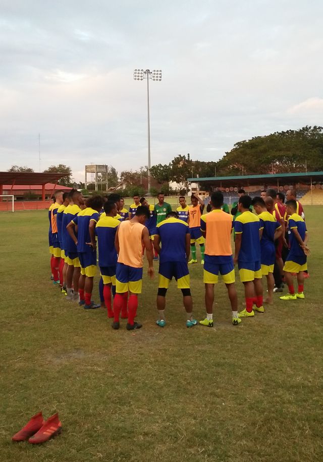 Pemain Persiraja Banda Aceh usai melakukan latihan di Stadion H Dimurthala, Senin (10/2). Foto: Husaini/acehkini