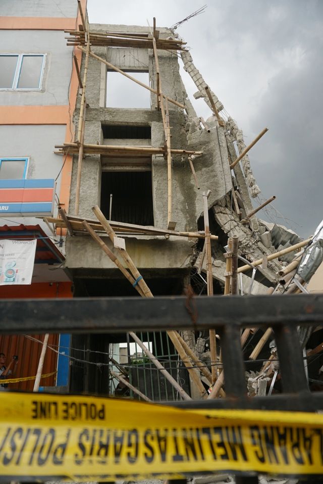 Garis polisi dipasang di sekitar bangunan tiga lantai yang roboh di kawasan Pisangan, Matraman, Jakarta Timur, Selasa (2/11). Foto: Iqbal Firdaus/kumparan