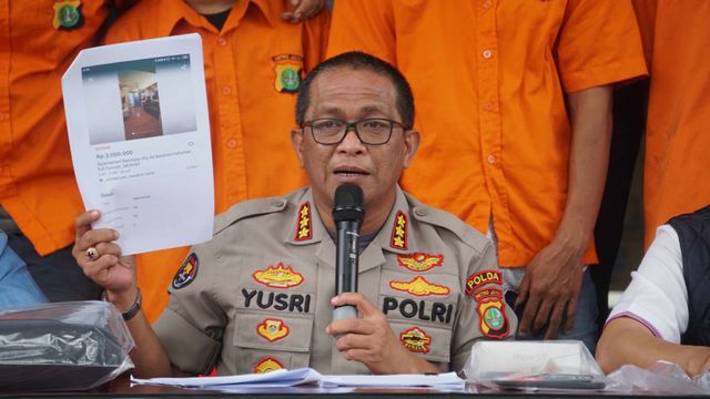Kepala Bidang Humas Polda Metro Jaya Kombes Yusri Yunus menunjukkan barang bukti saat rilis pengungkapan sejumlah kasus di Polda Metro Jaya, Jakarta. Foto: Irfan Adi Saputra/kumparan