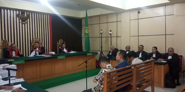 Tiga orang mantan anggota DPRD Provinsi Jambi menjalani sidang tuntutan di Pengadilan Tipikor Jambi. Foto: Yovy Hasendra

