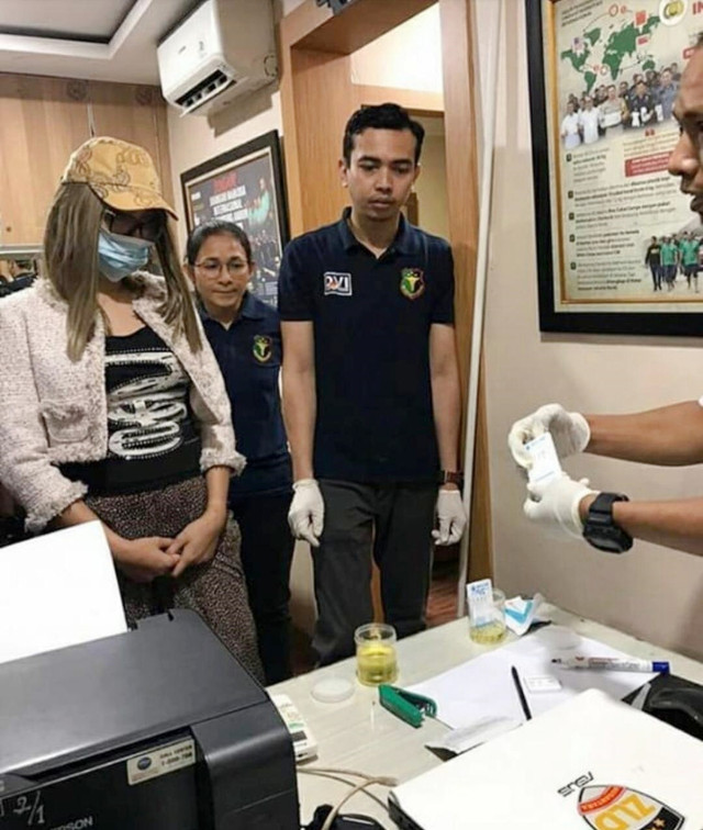 Lucinta Luna saat diintrogasi polisi. Foto: Dok. Istimewa