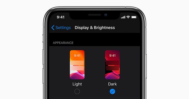 Fitur dark mode pada sistem operasi terbaru Apple, iOS 13. Foto: Apple.