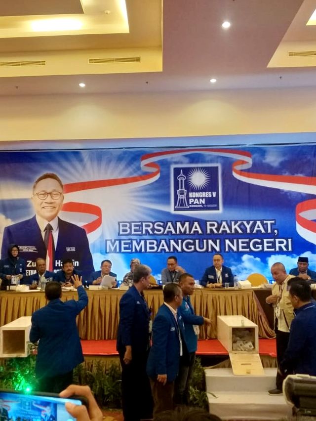 Proses perhitungan suara penilihan caketum PAN di Hotel Claro, Kendari, Sultra. Foto: Paulina Herasmaranindar/kumparan