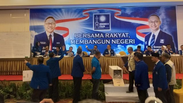 Proses perhitungan suara penilihan caketum PAN di Hotel Claro, Kendari, Sultra. Foto: Paulina Herasmaranindar/kumparan