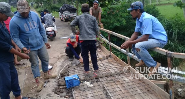 Warga gotong royong memperbaiki jembatan Saronge di Kampung Sukagalih RT 03/01, Desa Cibitung, Kecamatan Sagaranten, Kabupaten Sukabumi, yang rusak akibat luapan Sungai Cijeruk. | Sumber Foto:Ragil Gilang