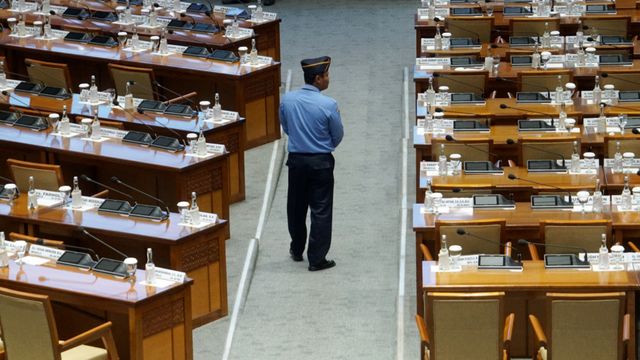 Petugas Pengamanan Dalam (Pamdal) DPR RI. Foto: Helmi Afandi/kumparan