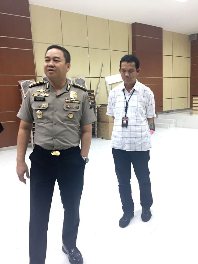Kabid Humas Polda Jatim Kombes Pol Trunoyudo Wisnu Andiko (kanan) dan kasatreskrim Polrestabes Surabaya AKBP Sudamiran. Foto: Yuana Fatwalloh/kumparan