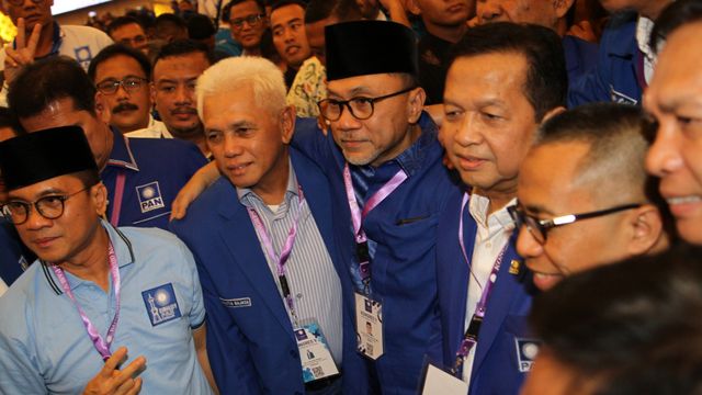 Ketua Umum PAN terpilih periode 2020-2025 Zulkifli Hasan (tengah) bersama tokoh senior PAN Hatta Rajasa dan Sutrisno Bachir berfoto bersama. Foto: ANTARA FOTO/Jojon