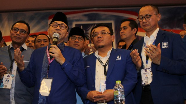 Ketua Umum PAN terpilih Zulkifli Hasan menyampaikan pidato kemenangan usai perhitungan suara hasil Kongres V PAN, Kendari, Sulawesi Tenggara, Selasa (11/2). Foto: ANTARA FOTO/Jojon