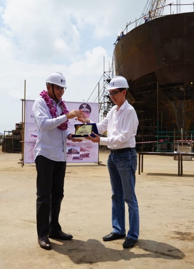 Plt Gubernur Aceh, Nova Iriansyah, saat meninjau pembuatan Kapal Aceh Hebat 1 di galangan kapal PT MOS di Karimun, Kepulauan Riau. Foto: Humas Setda Aceh