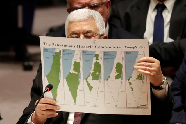 Presiden Palestina Mahmoud Abbas menunjukkan peta Palestina yang semakin menyempit karena dicaplok Israel, saat pertemuan dengan Dewan Keamanan PBB di New York, Amerika Serikat, Selasa (11/2). Foto: REUTERS / Shannon Stapleton