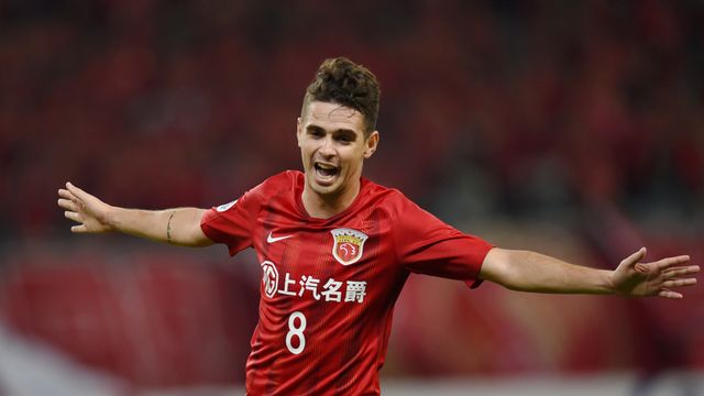 Oscar saat berseragam Shanghai SIPG. Foto: AFP/HECTOR RETAMAL