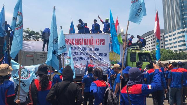 Demo buruh dari Konfederasi Serikat Pekerja Seluruh Indonesia menolak RUU Omnibus Law di depan Gedung DPR, Senayan, Jakarta, Rabu (12/2). Foto: Raga Imam/kumparan