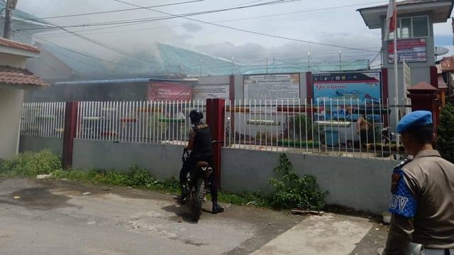 Polisi mengevakuasi Napi Lapas Kabanjahe, Sumut. Foto: Dok. Istimewa