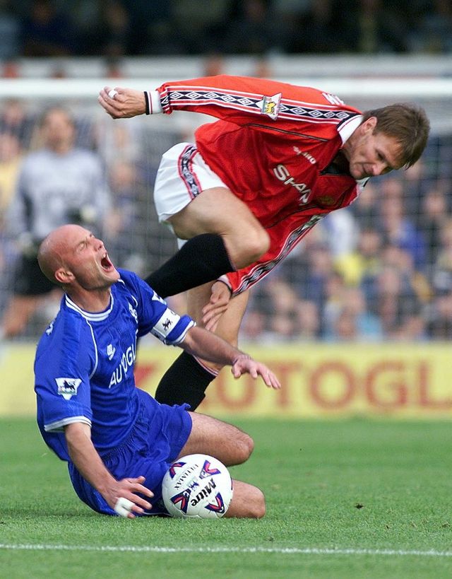 Bek Chelsea, Frank Leboeuf, diinjak oleh penyerang Man United, Teddy Sheringham, pada laga Premier League 1999/2000 di Stamford Bridge.  Foto: ADRIAN DENNIS / AFP