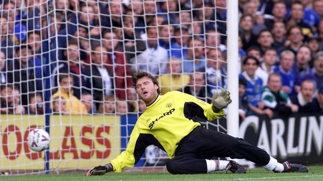 Kiper Manchester United, Massimo Taibi, tampil bak pesakitan di Stamford Bridge pada 3 Oktober 1999.  Foto: ADRIAN DENNIS / AFP