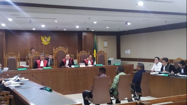 Bupati Pegunungan Arfak Yosias Saroy bersaksi dalam lanjutan sidang dugaan suap DAK pegunungan Arfak dengan terdakwa Sukiman di PN Tipikor Jakarta Pusat. Foto: Maulana Ramadhan/kumparan