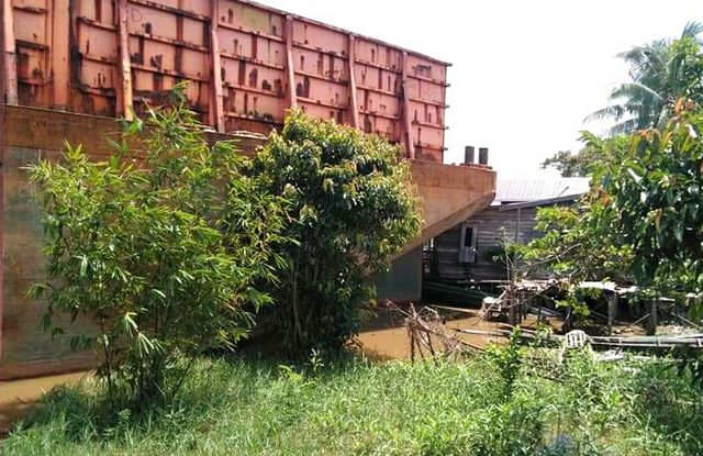 Jarum Indikator Tidak Berfungsi, Kapal Tongkang di Kalteng Serempet Rumah Warga