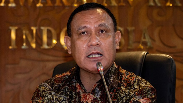 Ketua KPK Firli Bahuri menyampaikan keterangan pers usai melakukan pertemuan dengan MPR di Kompleks Parlemen, Senayan, Jakarta, Selasa (14/1).  Foto: ANTARA FOTO/Dhemas Reviyanto