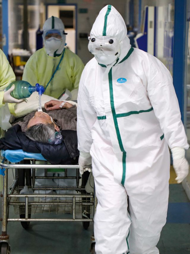 Petugas medis berpakaian hazma merawat pasien di salah satu rumah sakit di Wuhan, China. Foto: China Daily via REUTERS