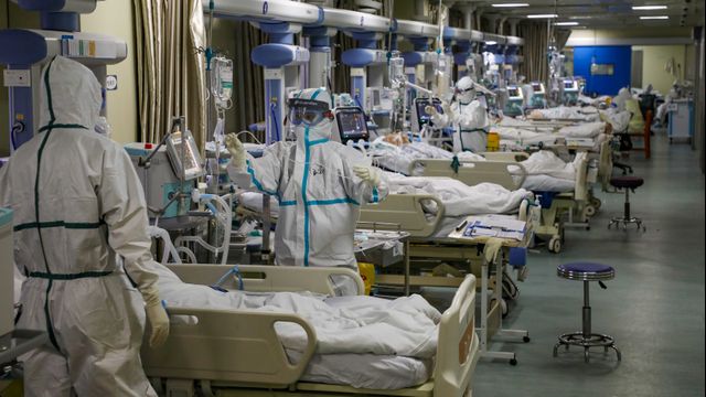 Petugas medis berpakaian hazma merawat pasien di salah satu rumah sakit di Wuhan, China. Foto: China Daily via REUTERS