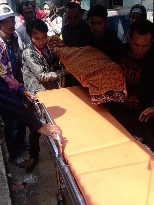 Evakuasi jenazah gadis 15 tahun yang disetubuhi dan dianiaya di Cimahi. Foto: Rachmadi Rasyad/kumparan