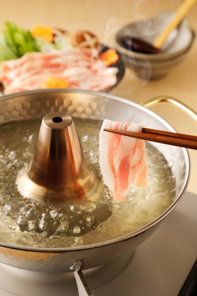 Ilustrasi membuat shabu-shabu di rumah bersama keluarga. Foto: Shutter Stock 