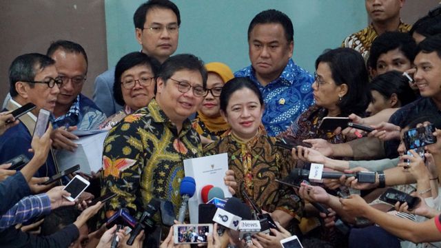 Menko Perekonomian Airlangga Hartarto menyerahkan draf RUU Cipta Kerja (Cika) kepada pimpinan DPR RI Puan Maharani. Foto: Helmi Afandi Abdullah/kumparan