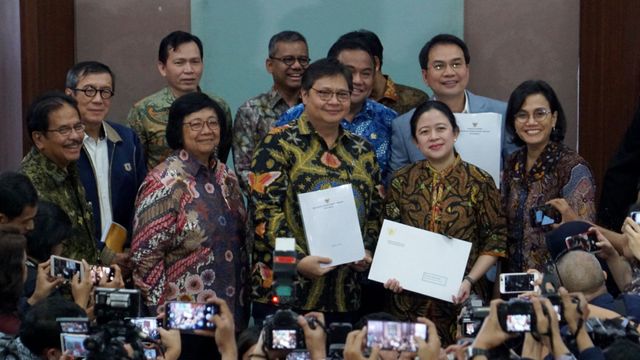 Menko Perekonomian Airlangga Hartarto menyerahkan surat presiden (surpres) dan draf RUU Cipta Kerja (Cika) kepada pimpinan DPR RI Puan Maharani. Foto: Helmi Afandi Abdullah/kumparan