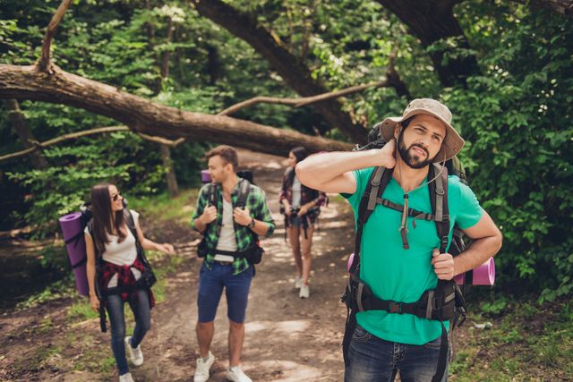 Ilustrasi traveler kesal karena kelelahan Foto: Shutter Stock
