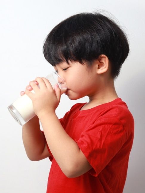 Anak minum susu formula.  Foto: Shutterstock