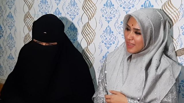 Nengmas Putriyanti (kiri, bercadar) dan istri kedua Abah Cijeungjing. Foto: kumparan