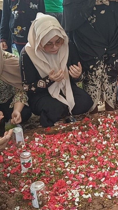 Suasana pemakaman ibunda Anisa Bahar di TPU Budi Dharma, Cilincing, Jakarta Utara, Rabu (12/2). Foto: Giovanni/kumparan.