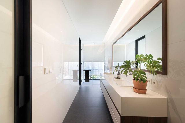 Tanaman hias cantik dalam pot di kamar mandi karya HelloEmbryo, via arsitag.com