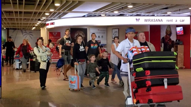 Sejumlah wisatawan di terminal Bandara internasional I Gusti Ngurah Rai, Bali. Foto: Denita br Matondang/kumparan