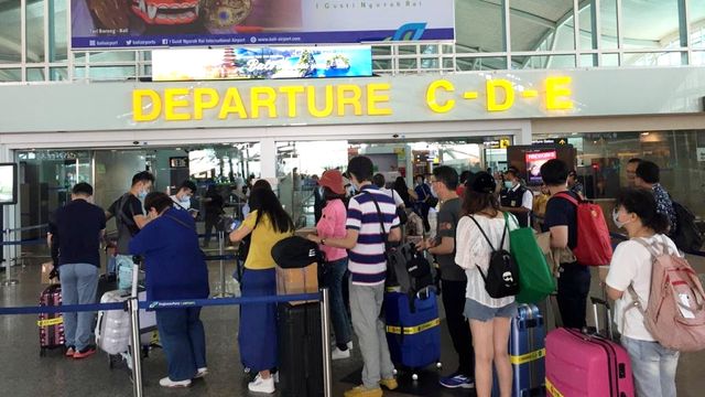 Sejumlah wisatawan mengantre di terminal Bandara internasional I Gusti Ngurah Rai, Bali. Foto: Denita br Matondang/kumparan