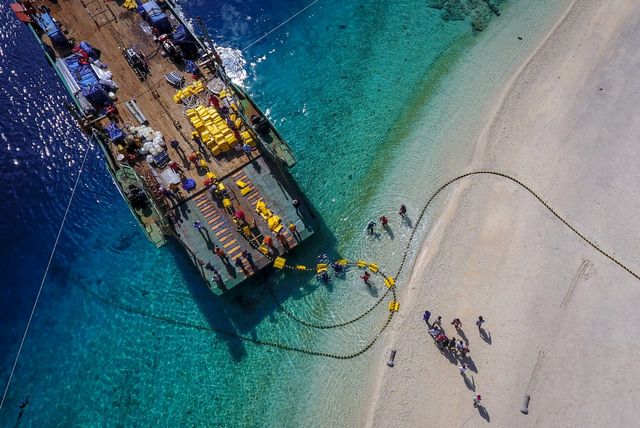 Pemasangan Kabel Listrik Bawah Laut ke 3 Gili di Lombok. Foto: dok. PLN
