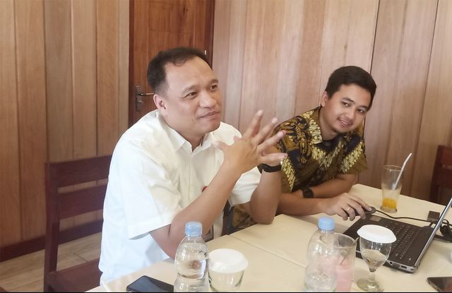 Kepala OJK Provinsi Papua dan Papua Barat, Adolf Fictor Tunggul Simanjuntak bersama stafnya saat bertemu wartawan di Manokwari, Papua Barat. (Foto Irsye)