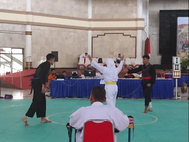 Krisnanda Ramadhan berhadapan dengan Tegar Abdillah dalam babak 16 besar Kejurnas Pencak Silat antar Perguruan Tinggi ke-X di UPN Veteran Yogyakarta, Selasa (11/2). Foto : Widi Erha Pradana