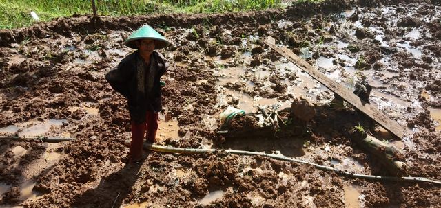 Wahyudin, seorang petani di Desa Pasirpanjang, Kecamatan Salem, Kabupaten Brebes menemukan benda mirip tulang, Rabu (12/2/2020). (Foto: Dok. Kodim Brebes)