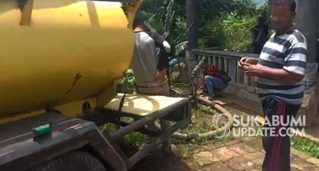 Tangkapan layar dari video saat sejumlah orang membuang tinja dari mobil tangki ke halaman rumah jadul di Kampung Tenjojaya RT 01/01, Desa Tenjojaya, Kecamatan Cibadak, Kabupaten Sukabumi. Video tersebut diambil pada Rabu (5/2/2020) lalu. | Sumber Foto:Istimewa