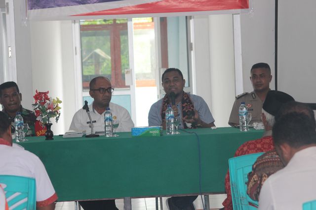 Anggota DPD RI asal Provinsi Nusa Tenggara Timur, Angelius Wake Kako, S.Pd, M.Si saat Sosialisasi Empat Pilar Kebangsaan di Aula Kantor Camat Paga, Rabu (12/2/2020). Foto: Mario WP Sina.