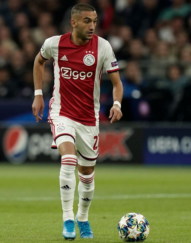 Hakim Ziyech beraksi di Liga Champions 2019/20. Foto: AFP/Kenzo Tribouillard