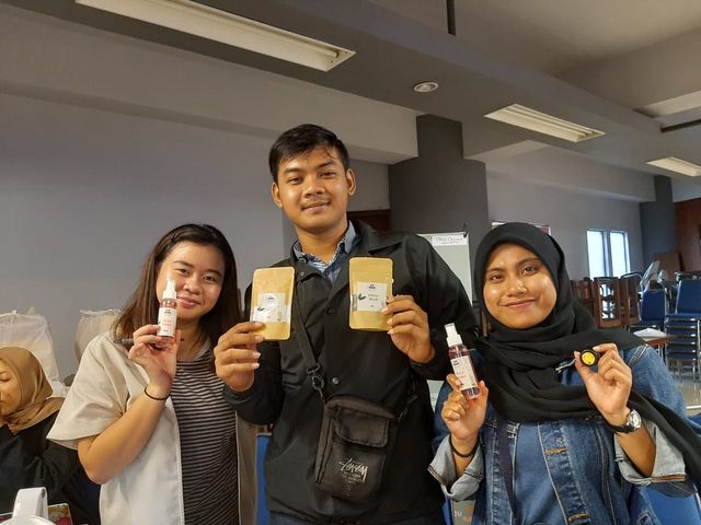 Expo Kewirausahaan mahasiswa di Universitas Dinamika Surabaya. Foto-foto : Amanah Nur Asiah/Basra