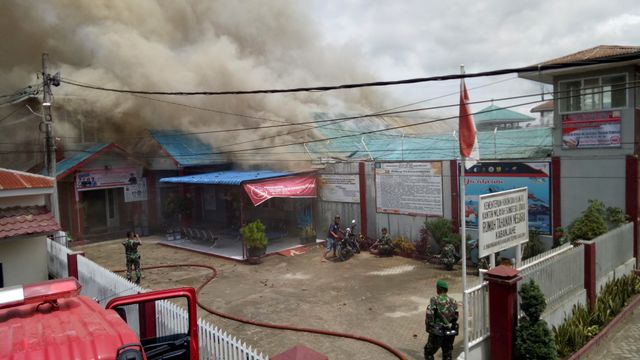 Petugas gabungan berusaha memadamkan api yang membakar gedung saat terjadi kerusuhan di Rumah Tahanan Negara (Rutan) Kelas II B Kabanjahe, Kabupaten Karo. Foto: Antara//Hasan