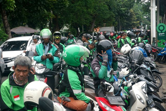 Sejumlah pengendara ojol menunggu penumpang di Stasiun Manggarai, Jakarta, Kamis (13/2). Foto: Iqbal Firdaus/kumparan