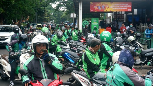 Sejumlah pengendara ojol menunggu penumpang di Stasiun Manggarai, Jakarta, Kamis (13/2). Foto: Iqbal Firdaus/kumparan