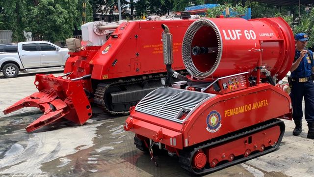 Alat pengurai material kebakaran dan alat pengurai asap milik Damkar DKI. Foto: Mirsan Simamora/kumparan