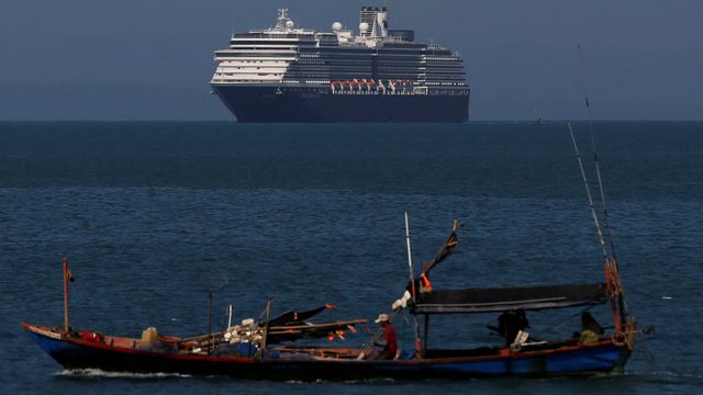 Kapal pesiar MS Westerdam tiba di pelabuhan Sihanoukville, Kamboja, Kamis (13/2).  Foto: REUTERS/STR